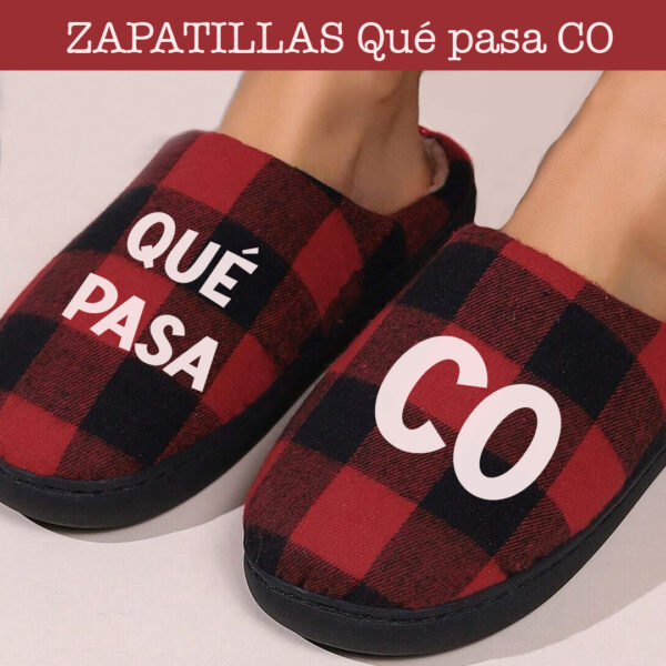 Zapatilla con estampado de cachirulo y personalizada con la frase "Qué pasa - Co"